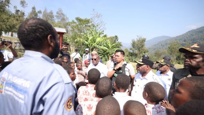 
Momen Gubernur Papua Tengah, Meki Nawipa saat berkunjung ke Distrik Hitadipa, Kabupaten Intan Jaya, Rabu (16/9/2026). Foto: Humas Pemprov Papua Tengah.