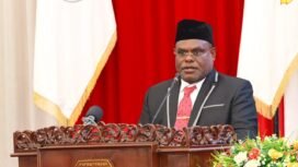 Gubernur Papua Tengah, Meki Nawipa saat menyampaikan sambutan dalam momen Rapat Paripurna dalam rangka Penandatanganan Nota Kesepakatan Kebijakan Umum Perubahan APBD (KUPA) dan Perubahan Prioritas dan Plafon Anggaran Sementara (PPAS) APBD Provinsi Papua Tengah Tahun Anggaran 2026, Kamis (24/9/2026). Foto: Humas pemprov Papua Tengah. 
