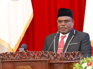 Gubernur Papua Tengah, Meki Nawipa saat menyampaikan sambutan dalam momen Rapat Paripurna dalam rangka Penandatanganan Nota Kesepakatan Kebijakan Umum Perubahan APBD (KUPA) dan Perubahan Prioritas dan Plafon Anggaran Sementara (PPAS) APBD Provinsi Papua Tengah Tahun Anggaran 2026, Kamis (24/9/2026). Foto: Humas pemprov Papua Tengah. 