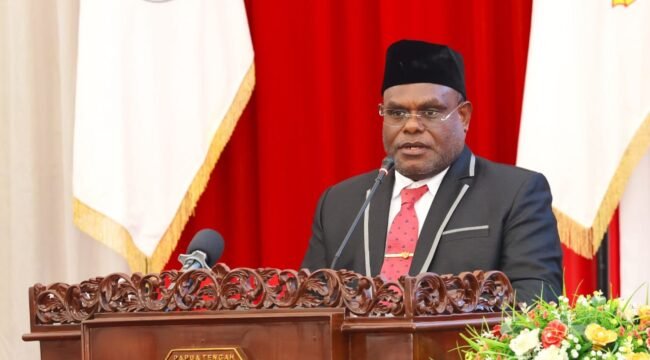 Gubernur Papua Tengah, Meki Nawipa saat menyampaikan sambutan dalam momen Rapat Paripurna dalam rangka Penandatanganan Nota Kesepakatan Kebijakan Umum Perubahan APBD (KUPA) dan Perubahan Prioritas dan Plafon Anggaran Sementara (PPAS) APBD Provinsi Papua Tengah Tahun Anggaran 2026, Kamis (24/9/2026). Foto: Humas pemprov Papua Tengah. 