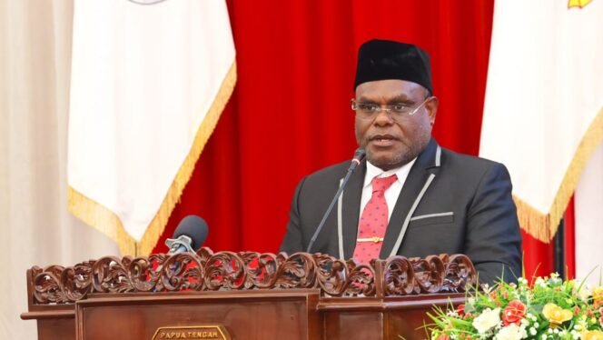 
Gubernur Papua Tengah, Meki Nawipa saat menyampaikan sambutan dalam momen Rapat Paripurna dalam rangka Penandatanganan Nota Kesepakatan Kebijakan Umum Perubahan APBD (KUPA) dan Perubahan Prioritas dan Plafon Anggaran Sementara (PPAS) APBD Provinsi Papua Tengah Tahun Anggaran 2026, Kamis (24/9/2026). Foto: Humas pemprov Papua Tengah. 