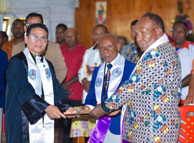 
Suasana konferensi wilayah lll Papua yang ke 10, Pdt. Gerardus Bunai, S.Th, M.Th diangkat menjadi Ketua Umum GKII Wilayah III Papua. (Foto: Decky Mote)
