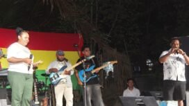 Kepala Dinas Pemuda dan Olahraga Provinsi Papua Tengah, Jems Telenggen (baju putih kanan) saat hadir di Roots Show PRF di Cafe Benji, Jumat (25/9/2026). Foto: Kristin Rejang/Sasagupapua.com.