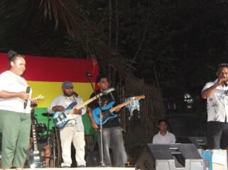 Kepala Dinas Pemuda dan Olahraga Provinsi Papua Tengah, Jems Telenggen (baju putih kanan) saat hadir di Roots Show PRF di Cafe Benji, Jumat (25/9/2026). Foto: Kristin Rejang/Sasagupapua.com.