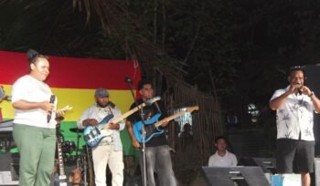 Kepala Dinas Pemuda dan Olahraga Provinsi Papua Tengah, Jems Telenggen (baju putih kanan) saat hadir di Roots Show PRF di Cafe Benji, Jumat (25/9/2026). Foto: Kristin Rejang/Sasagupapua.com.