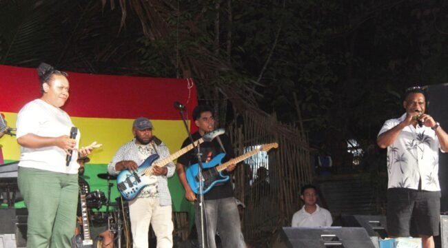 Kepala Dinas Pemuda dan Olahraga Provinsi Papua Tengah, Jems Telenggen (baju putih kanan) saat hadir di Roots Show PRF di Cafe Benji, Jumat (25/9/2026). Foto: Kristin Rejang/Sasagupapua.com.