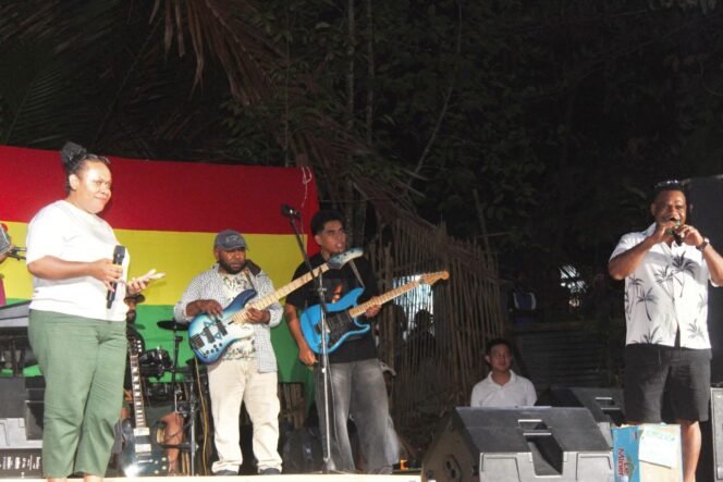 
Kepala Dinas Pemuda dan Olahraga Provinsi Papua Tengah, Jems Telenggen (baju putih kanan) saat hadir di Roots Show PRF di Cafe Benji, Jumat (25/9/2026). Foto: Kristin Rejang/Sasagupapua.com.