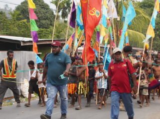 Suasana saat Jemaat Gereja Kingmi Kali Susu Mengadakan Pawai Syukur Yubelium 50 Tahun di Nabire dengan berjalan kaki. (Foto: Kristin Rejang/Sasagupapua)