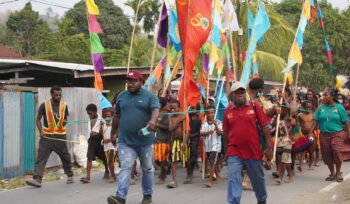Suasana saat Jemaat Gereja Kingmi Kali Susu Mengadakan Pawai Syukur Yubelium 50 Tahun di Nabire dengan berjalan kaki. (Foto: Kristin Rejang/Sasagupapua)