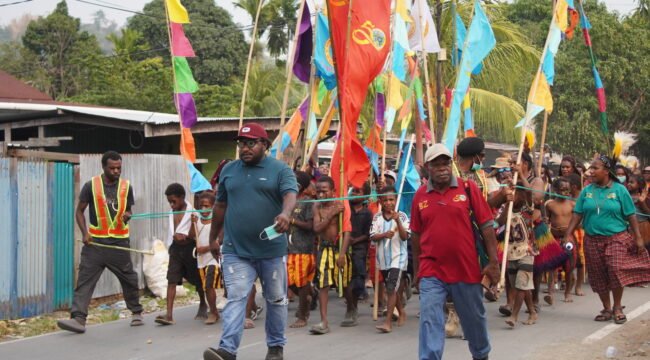 Suasana saat Jemaat Gereja Kingmi Kali Susu Mengadakan Pawai Syukur Yubelium 50 Tahun di Nabire dengan berjalan kaki. (Foto: Kristin Rejang/Sasagupapua)