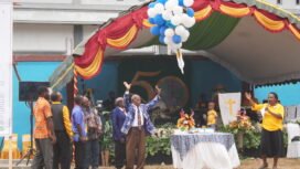 Momen pelepasan balon dalam acara syukuran peringatan Yubelium 50 tahun emas Gereja Kingmi Jemaat  Bukit Zaitun, Kali Susu, Sabtu (10/10/2026). Foto: Kristin Rejang/Sasagupapua)