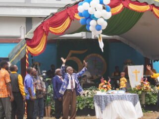 Momen pelepasan balon dalam acara syukuran peringatan Yubelium 50 tahun emas Gereja Kingmi Jemaat  Bukit Zaitun, Kali Susu, Sabtu (10/10/2026). Foto: Kristin Rejang/Sasagupapua)