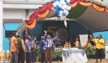 Momen pelepasan balon dalam acara syukuran peringatan Yubelium 50 tahun emas Gereja Kingmi Jemaat  Bukit Zaitun, Kali Susu, Sabtu (10/10/2026). Foto: Kristin Rejang/Sasagupapua)