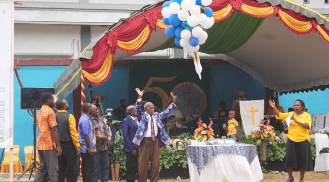 Momen pelepasan balon dalam acara syukuran peringatan Yubelium 50 tahun emas Gereja Kingmi Jemaat  Bukit Zaitun, Kali Susu, Sabtu (10/10/2026). Foto: Kristin Rejang/Sasagupapua)