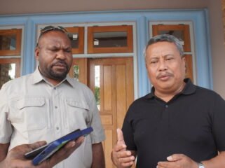 Bupati Intan Jaya, Aner Maisini dan Kepala Dinas Kesehatan Kabupaten Intan Jaya, Muhamad Duku. (Foto: Kristin Rejang/Sasagupapua)