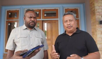 Bupati Intan Jaya, Aner Maisini dan Kepala Dinas Kesehatan Kabupaten Intan Jaya, Muhamad Duku. (Foto: Kristin Rejang/Sasagupapua)