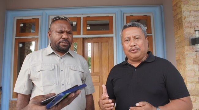 Bupati Intan Jaya, Aner Maisini dan Kepala Dinas Kesehatan Kabupaten Intan Jaya, Muhamad Duku. (Foto: Kristin Rejang/Sasagupapua)