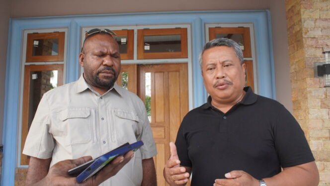 
Bupati Intan Jaya, Aner Maisini dan Kepala Dinas Kesehatan Kabupaten Intan Jaya, Muhamad Duku. (Foto: Kristin Rejang/Sasagupapua)