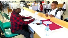 Ketua Pokja Adat MRP Papua Tengah, Yulius Wandagau saat melakukan verifikasi faktual para siswa. (Foto: Ist)