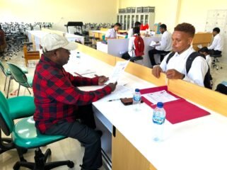 Ketua Pokja Adat MRP Papua Tengah, Yulius Wandagau saat melakukan verifikasi faktual para siswa. (Foto: Ist)