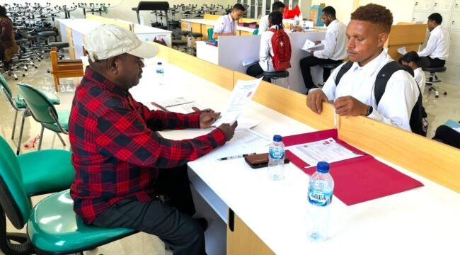 Ketua Pokja Adat MRP Papua Tengah, Yulius Wandagau saat melakukan verifikasi faktual para siswa. (Foto: Ist)