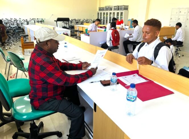 
Ketua Pokja Adat MRP Papua Tengah, Yulius Wandagau saat melakukan verifikasi faktual para siswa. (Foto: Ist)