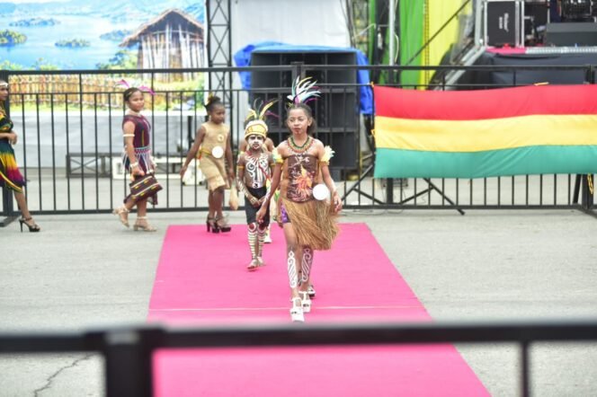 
PRF Mulai Berlangsung: Lomba Fashion Show Etnik Warnai Papua Reggae Festival di Nabire. (Foto: Decky Mote/Panitia PRF XI)