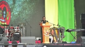 Ketua Komunitas Rasta Kribo (KORK) Papua, Teddy Pekei saat menyampaikan sambutan pembukaan PRF XI Nabire. (Foto: Decky Mote/Panitia PRF)