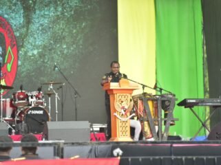 Ketua Komunitas Rasta Kribo (KORK) Papua, Teddy Pekei saat menyampaikan sambutan pembukaan PRF XI Nabire. (Foto: Decky Mote/Panitia PRF)