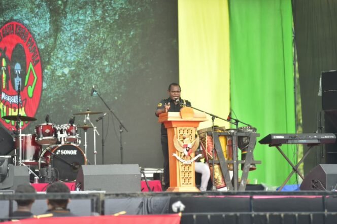 
Ketua Komunitas Rasta Kribo (KORK) Papua, Teddy Pekei saat menyampaikan sambutan pembukaan PRF XI Nabire. (Foto: Decky Mote/Panitia PRF)
