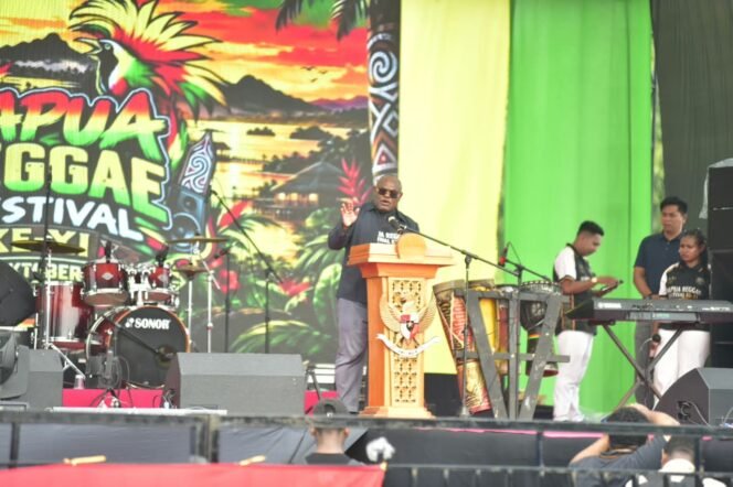 
Gubernur Papua Tengah, Meki Nawipa saat menyampaikan sambutan pembukaan PRF XI Nabire. (Foto: Decky Mote/Panitia PRF)