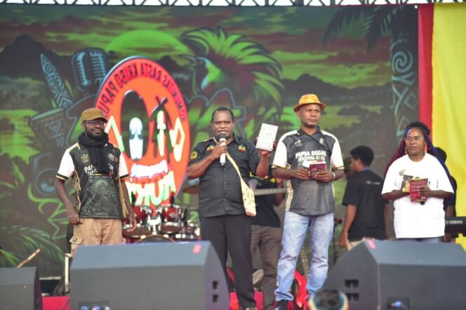 
Momen peluncuran buku Arnold Ap ''Arnold Ap Sang Martir Persona Rindu