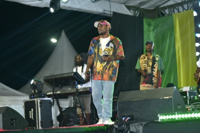 
Grup Band Po Nindi saat  tampil di PRF XI Nabire. (Foto: Decky Mote/Panitia PRF XI)