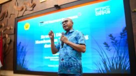 Vice President Community Relations PTFI Engel Enoch menyampaikan paparannya dalam kegiatan Eksekutif Mengajar #2 yang berlangsung di Auditorium Gedung Sains dan Kemitraan PTFI-UNCEN di Jayapura, Papua, Selasa, 15 September 2026. Ia menekankan bahwa membangun trust dan berkolaborasi erat dengan masyarakat merupakan fondasi untuk menjaga License to Operate serta keberlanjutan operasi perusahaan. (Dok.Corporate Communications PT Freeport Indonesia)