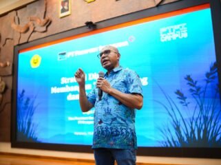 Vice President Community Relations PTFI Engel Enoch menyampaikan paparannya dalam kegiatan Eksekutif Mengajar #2 yang berlangsung di Auditorium Gedung Sains dan Kemitraan PTFI-UNCEN di Jayapura, Papua, Selasa, 15 September 2026. Ia menekankan bahwa membangun trust dan berkolaborasi erat dengan masyarakat merupakan fondasi untuk menjaga License to Operate serta keberlanjutan operasi perusahaan. (Dok.Corporate Communications PT Freeport Indonesia)