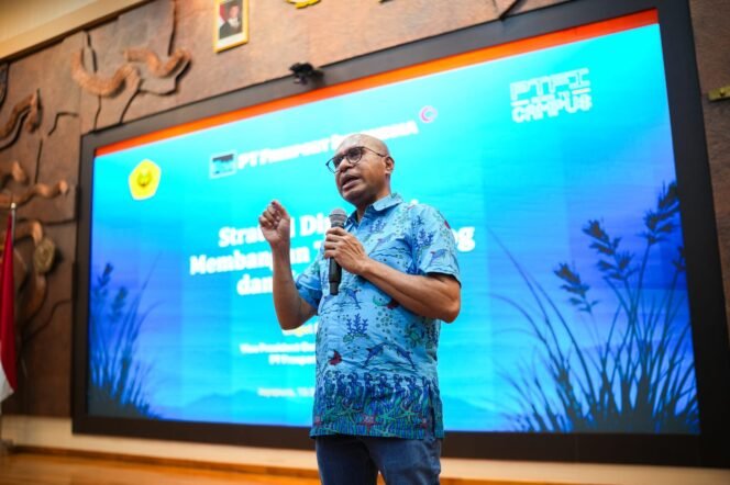 
Vice President Community Relations PTFI Engel Enoch menyampaikan paparannya dalam kegiatan Eksekutif Mengajar #2 yang berlangsung di Auditorium Gedung Sains dan Kemitraan PTFI-UNCEN di Jayapura, Papua, Selasa, 15 September 2026. Ia menekankan bahwa membangun trust dan berkolaborasi erat dengan masyarakat merupakan fondasi untuk menjaga License to Operate serta keberlanjutan operasi perusahaan. (Dok.Corporate Communications PT Freeport Indonesia)