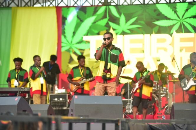 
Theibers Band dari Lanny Jaya saat tampil di PRF XI. (Foto: Decky Mote/Panitia PRF)