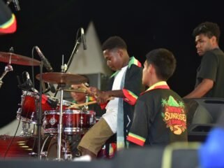 Dalton Gideon Ototome Maisini saat memainkan drum mengiringi Band Intan Sun Rise di Panggung PRF XI. (Foto: Decky Mote/Panitia PRF XI)