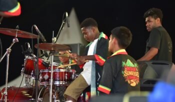 Dalton Gideon Ototome Maisini saat memainkan drum mengiringi Band Intan Sun Rise di Panggung PRF XI. (Foto: Decky Mote/Panitia PRF XI)