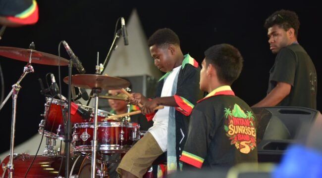 Dalton Gideon Ototome Maisini saat memainkan drum mengiringi Band Intan Sun Rise di Panggung PRF XI. (Foto: Decky Mote/Panitia PRF XI)