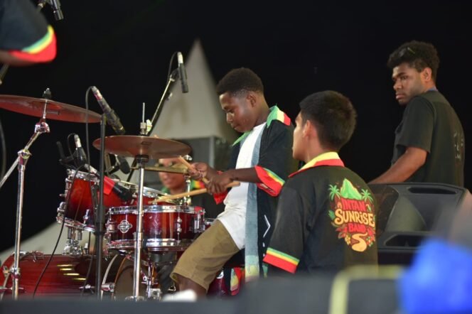 
Dalton Gideon Ototome Maisini saat memainkan drum mengiringi Band Intan Sun Rise di Panggung PRF XI. (Foto: Decky Mote/Panitia PRF XI)