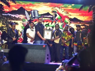 Ketua KORK Papua, Teddy Pekey saat menerima penghargaan Rekor MURI dalam kegiatan PRF XI. (Foto: Decky Mote/Panitia PRF)
