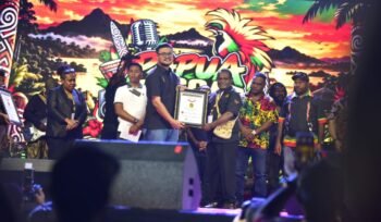 Ketua KORK Papua, Teddy Pekey saat menerima penghargaan Rekor MURI dalam kegiatan PRF XI. (Foto: Decky Mote/Panitia PRF)
