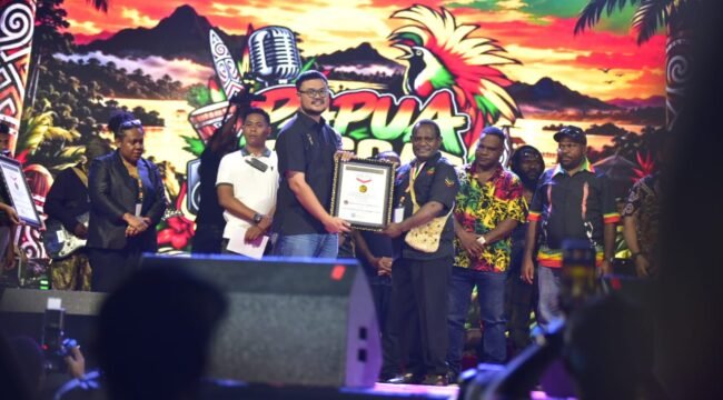 Ketua KORK Papua, Teddy Pekey saat menerima penghargaan Rekor MURI dalam kegiatan PRF XI. (Foto: Decky Mote/Panitia PRF)