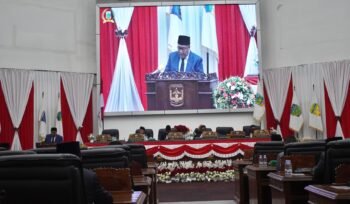 PJ. Sekda Papua Tengah, Silwanus Sumule saat membacakan sambutan Gubernur. (Foto: Kristin Rejang/Sasagupapua)