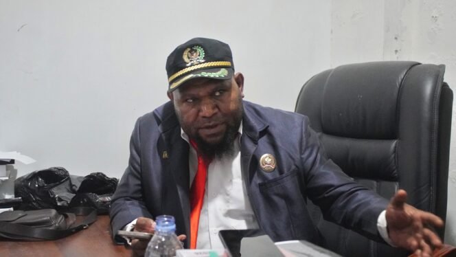 
Ketua Kelompok Khusus DPR Papua Tengah, Donatus Mote. (Foto: Kristin Rejang/Sasagupapua)