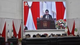 Ketua Bapemperda DPR Papua Tengah, Adolince Ubruangge, saat membacakan tanggapan Bapemperda pada Rapat Paripurna Tahap III di Nabire, Selasa (6/10/2026). (Foto: Kristin Rejang/Sasagupapua.com)