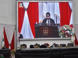 Ketua Bapemperda DPR Papua Tengah, Adolince Ubruangge, saat membacakan tanggapan Bapemperda pada Rapat Paripurna Tahap III di Nabire, Selasa (6/10/2026). (Foto: Kristin Rejang/Sasagupapua.com)