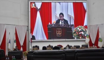 Ketua Bapemperda DPR Papua Tengah, Adolince Ubruangge, saat membacakan tanggapan Bapemperda pada Rapat Paripurna Tahap III di Nabire, Selasa (6/10/2026). (Foto: Kristin Rejang/Sasagupapua.com)