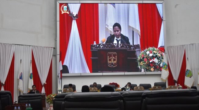 Ketua Bapemperda DPR Papua Tengah, Adolince Ubruangge, saat membacakan tanggapan Bapemperda pada Rapat Paripurna Tahap III di Nabire, Selasa (6/10/2026). (Foto: Kristin Rejang/Sasagupapua.com)